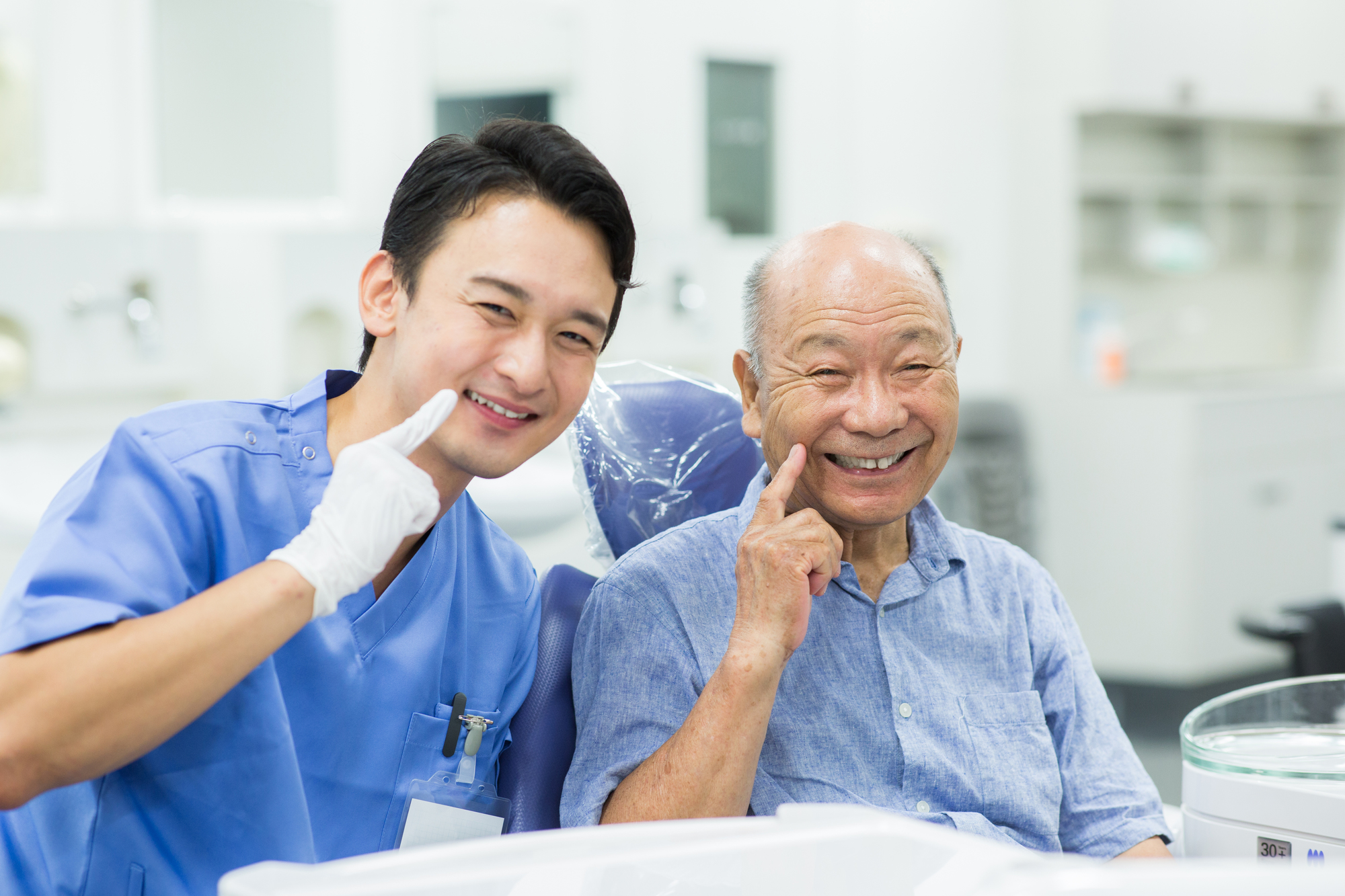 歯科医とおじいちゃんの写真