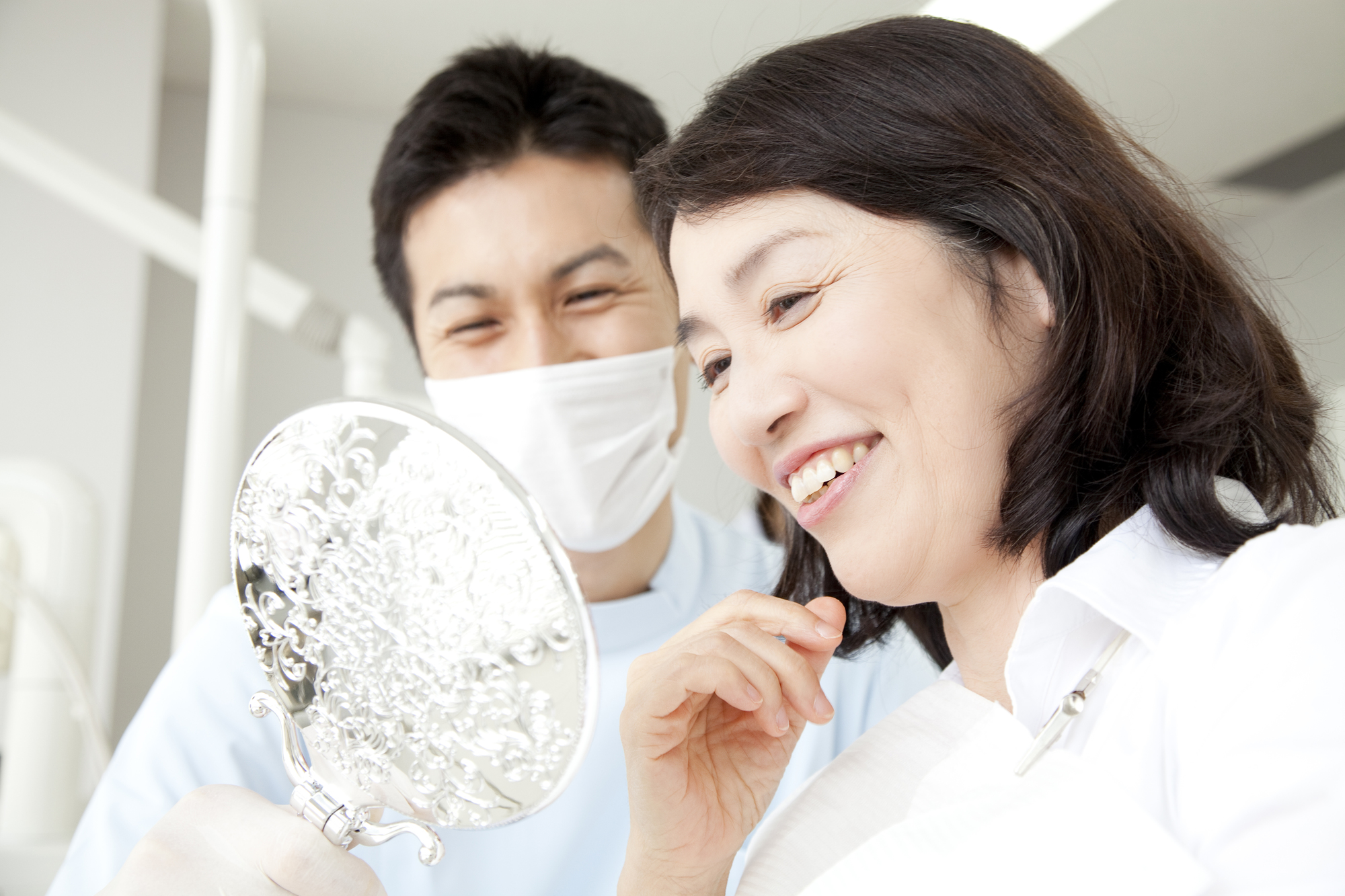 女性と歯医者の写真