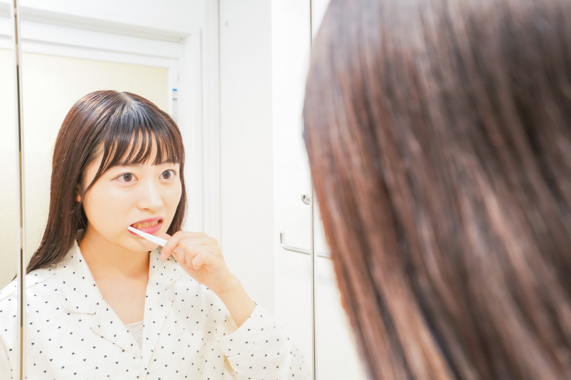 女性が歯磨きしている写真