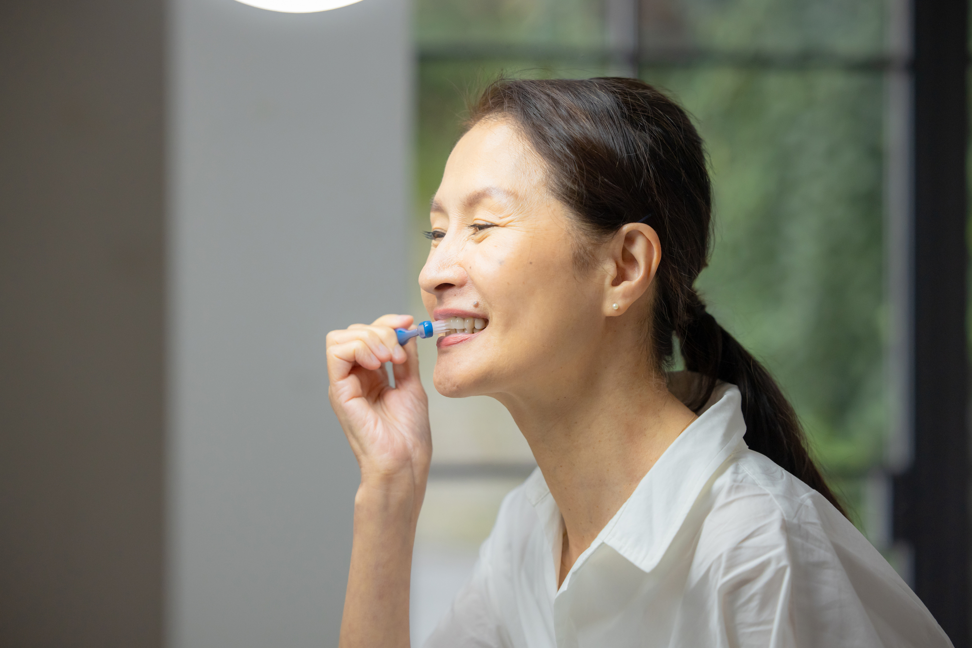 歯磨きをしている女性の写真